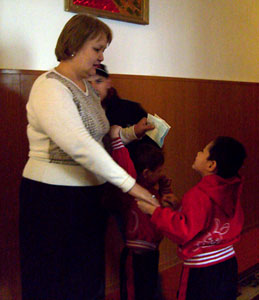 Воспитательница с детьми в доме инвалидов