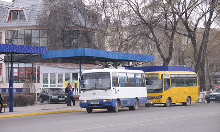 Автобусная остановка в центре Тараза
