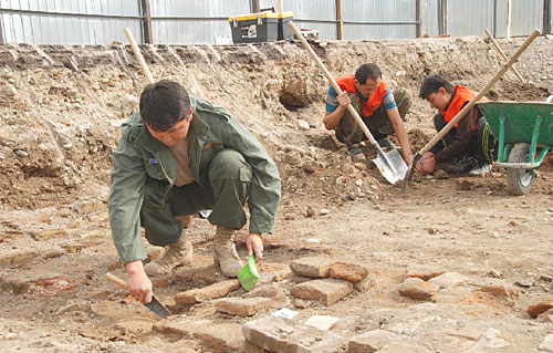 Археологи расчищают стену древнего городища на рынке Тараза