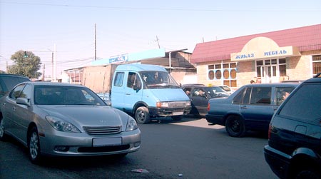 Скопление автомобилей на дороге в районе строительного рынка Тараза