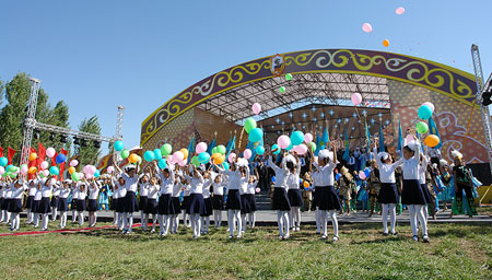 На праздновании 100 летнего юбилея Бауыржана Момыш улы