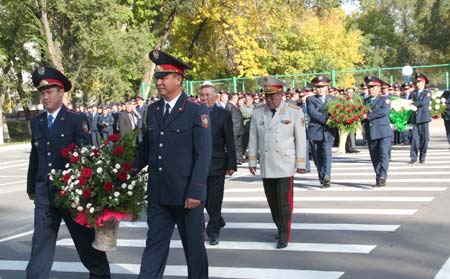 Возложение цветов к обелиску