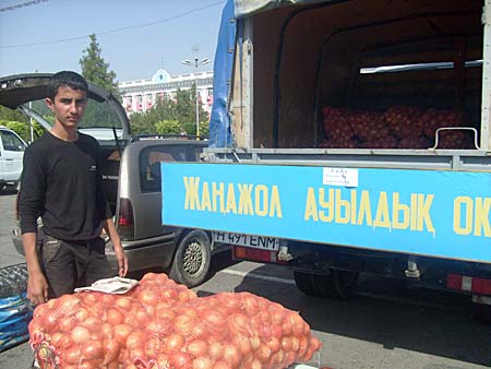 Ярмарка на площади в Таразе